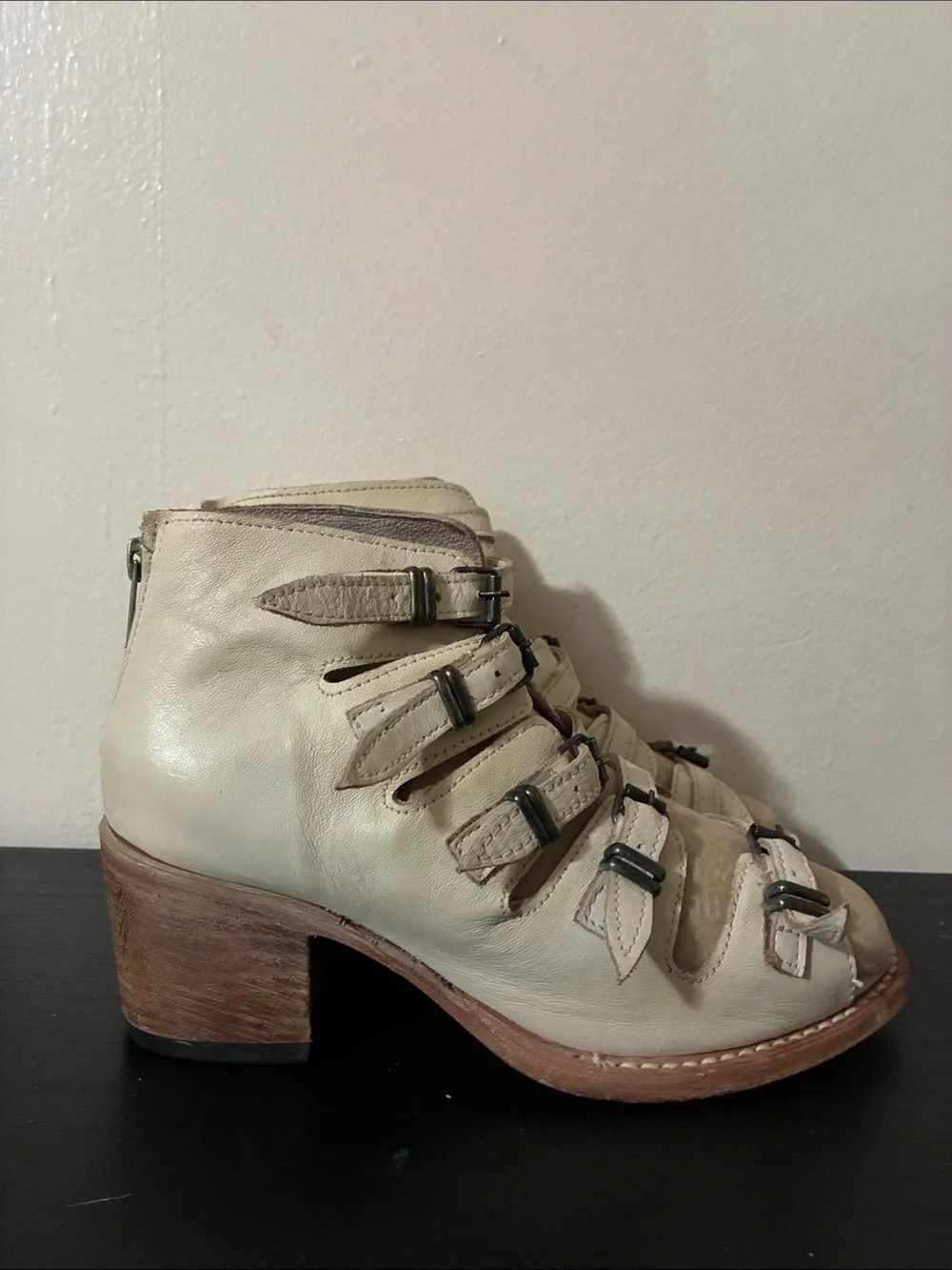Freebird Quinn heeled sandals in cream featuring a multi strap size 6 Women’s